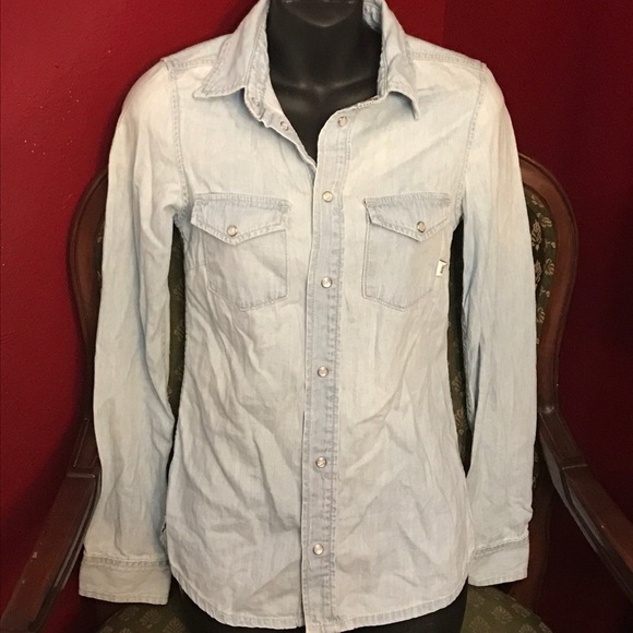 TNA Tops - Aritzia tna chambray denim snap button shirt